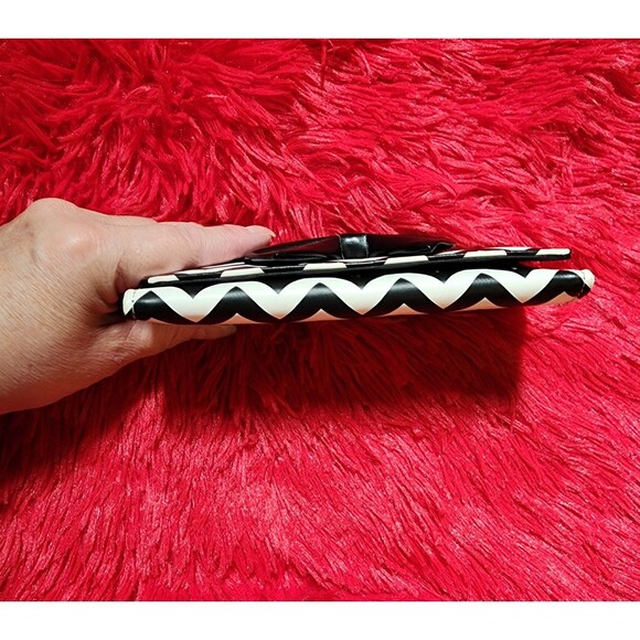 Black and White Wallet in a Beautiful Chevron Pattern with a Black Accent Bow - Picture 8 of 12